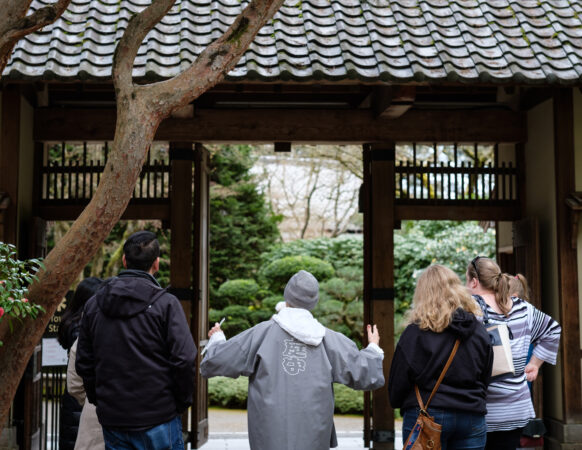 Portland Japanese Garden: Thư thái và yên bình là cảm giác mà khu vườn Nhật Bản Portland đem đến cho bạn. Hòa mình vào thiên nhiên, ngắm nhìn các loài cây cối và hoa lá, bạn sẽ cảm thấy thật thanh tịnh và thư giãn.